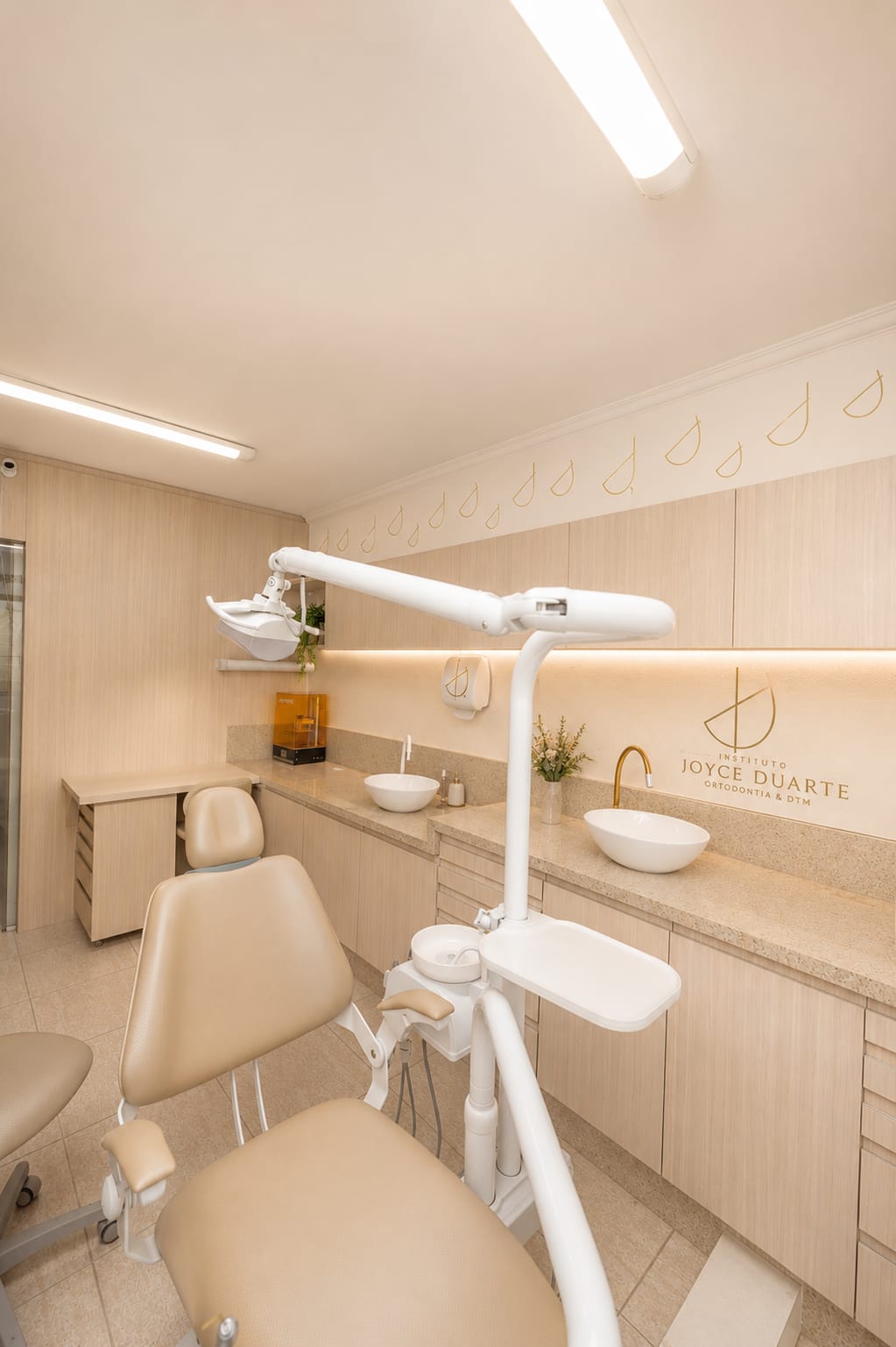 Sala clínica com identidade visual em ouro